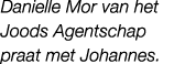 Danielle Mor van het Joods Agentschap praat met Johannes.