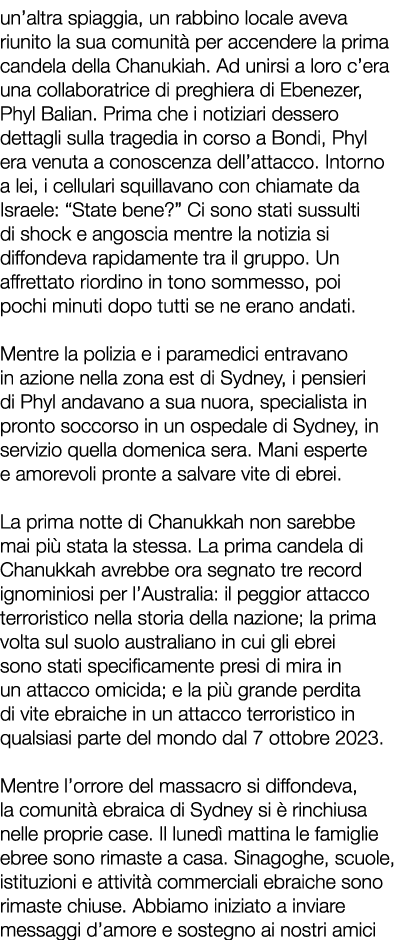 un’altra spiaggia, un rabbino locale aveva riunito la sua comunit per accendere la prima candela della Chanukiah. Ad...