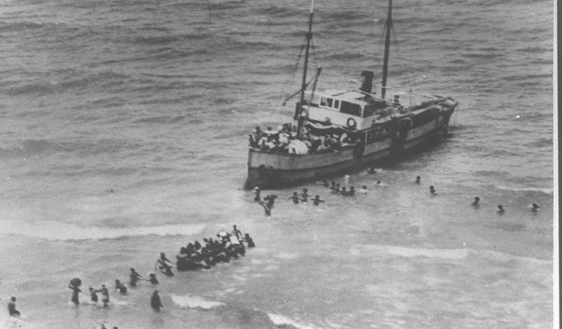 A SMALL “HAGANA" SHIP DISEMBARKING ILLEGAL       IMMIGRANTS AT THE NETANYA BEACH.  ספינת מעפילים של "ההגנה" מורידה עולים חדשים בחוף נתניה.